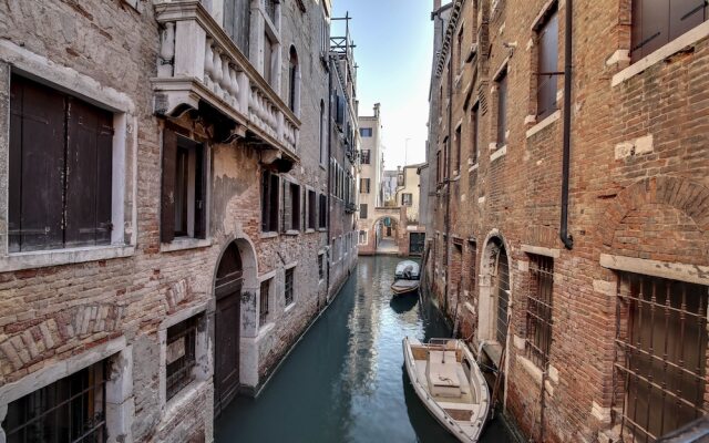 Rialto canal view