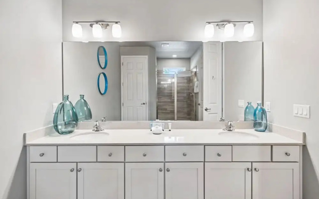 Spacious Home w/ Private Pool/spa! Sleeps 21