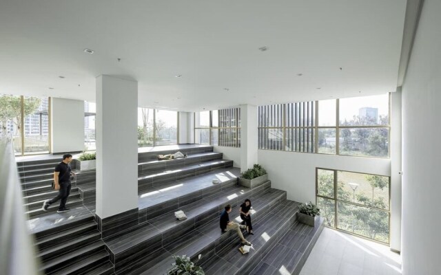 Midtown The Peak Apartment by VnHouse