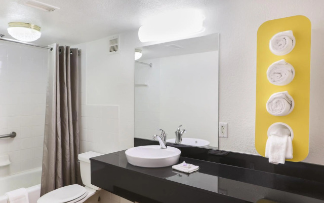 Motel 6 Cutler Bay, FL