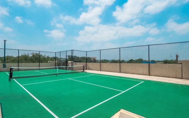 Prime Soco 2BR King Suite w Gympickleballlaundry