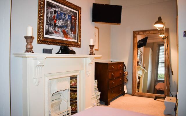 2BD Seafront Flat w Tasteful Decor & Large Garden