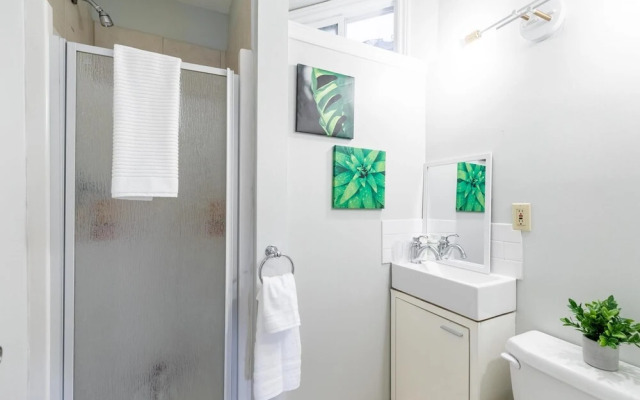 Upscale 2BR With King Bed-prime Location