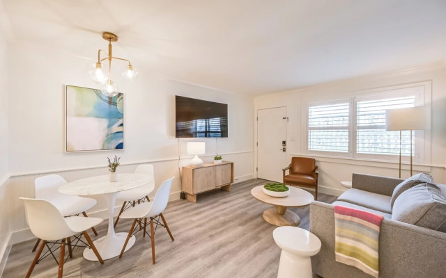 Updated Dtwn Naples Condo: Across From Beach!
