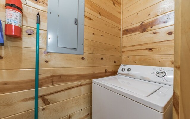 Bear Trail 2 Bedroom Cabin by Redawning