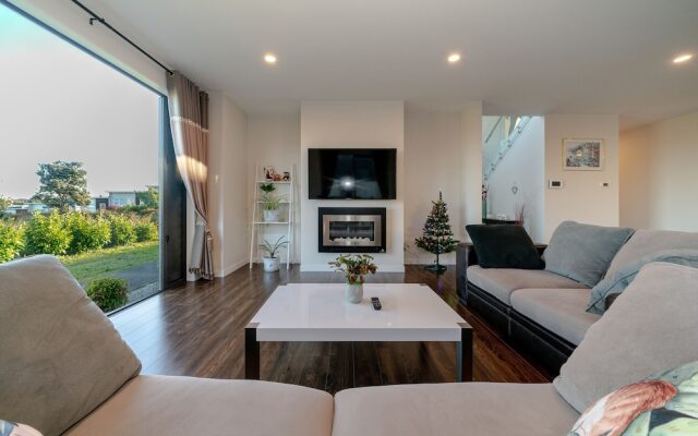 LongBay Spacious Luxurious 5 Bdrm House