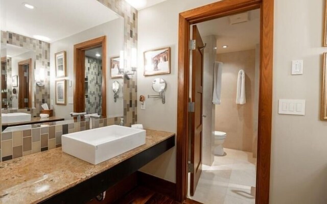 Riverhouse #3 2 Bedroom Condo by RedAwning