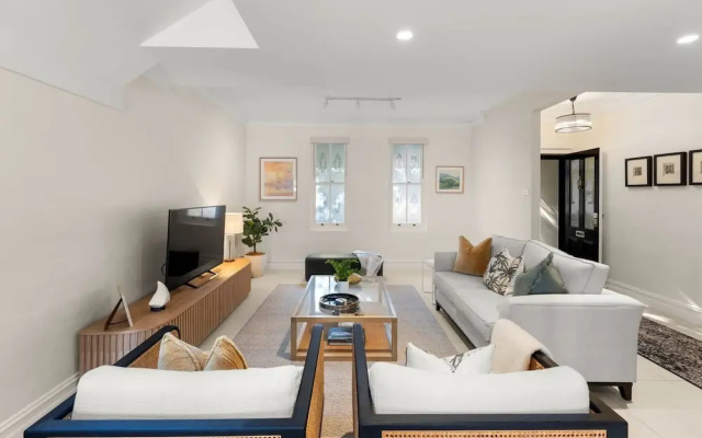 Beautiful Terrace Home With Courtyard