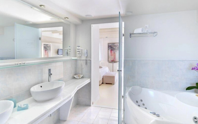 Iria Beach art hotel