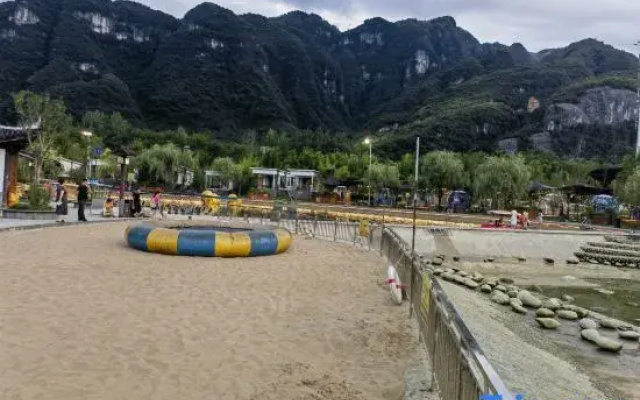Mount Fanjing Yun She Crescent Pool Homestay