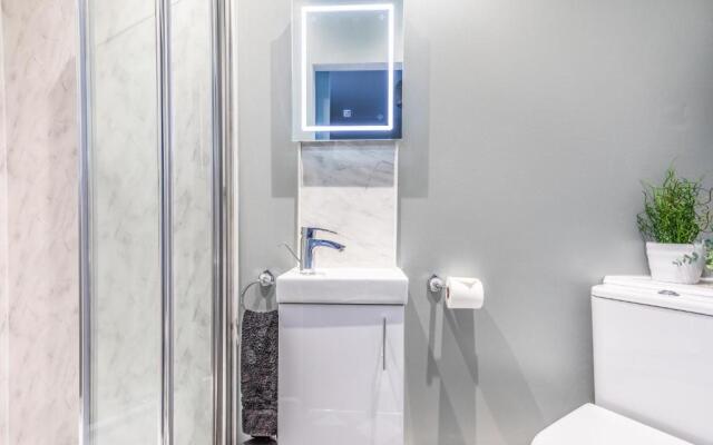 City & Beach at Your Reach - Courtyard & Parking