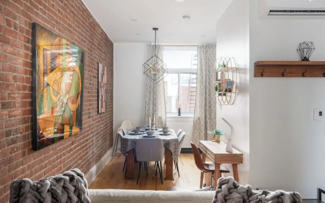 Downtown Luxe - Parking, Metro, King Bed, Sleeps 6