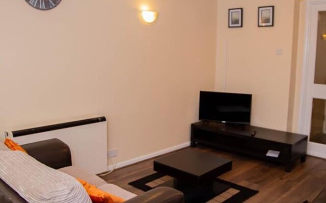 Cozy Two Bedroom Apartment Located in Gravesend