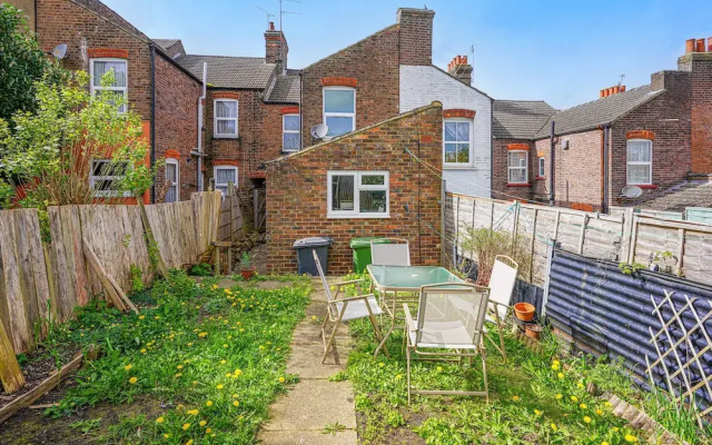 Remarkable 5-bed House in Luton