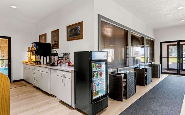 Americas Best Value Inn Tahquamenon Country