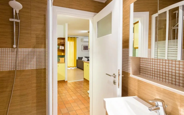 Downtown urban flat for 4 people in Plaka