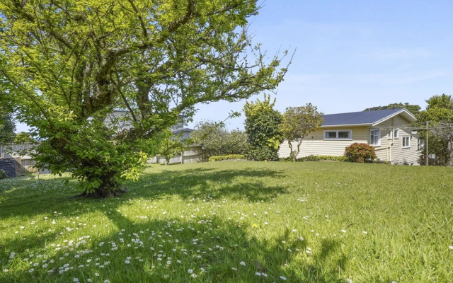 Dazzling Mairangi Bay Retreat Sea Views