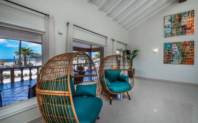 Massive Oceanfront Villa - Spa - Sauna - Gameroom - Malmok!