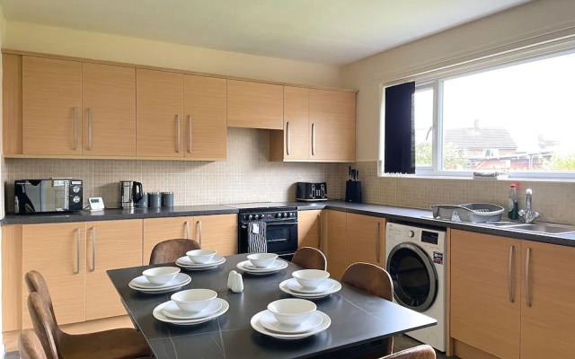 6 Person Spacious Home with Garden