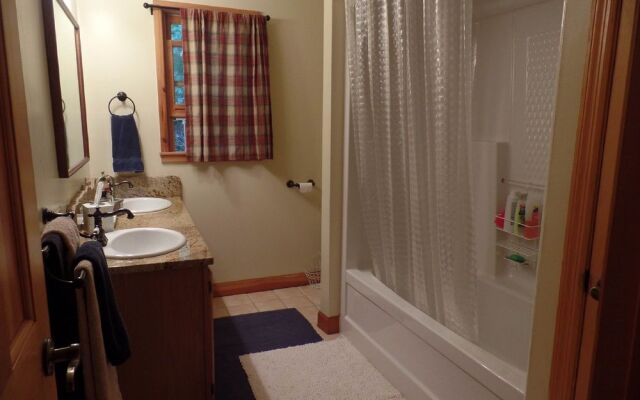 Creekside Paradise Bed and Breakfast