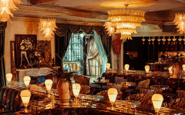 Lafayette Hotel & Club