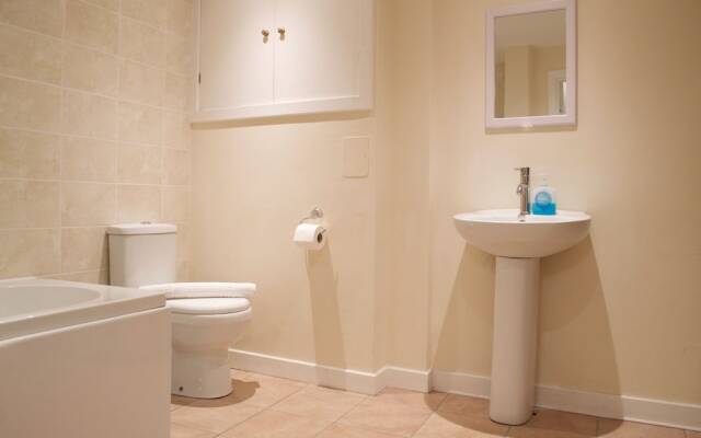 3 Bedroom Apartment In Edinburgh