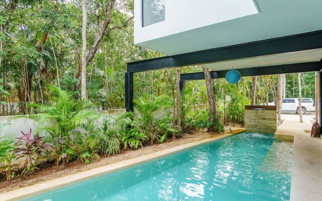 Magazine-worthy Villa Ponderosa with Private Pool & Gated Area