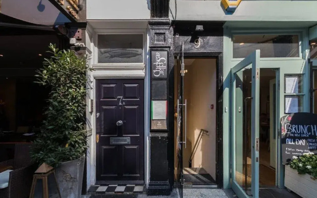Stylish 1-bed With a Roof Terrace