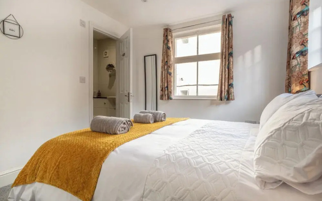 Gorgeous 1 BD in Central Cheltenham