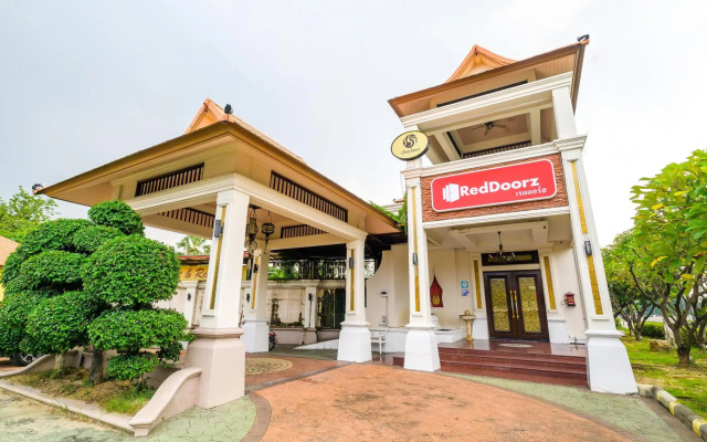 RedDoorz Plus Reun Rattana Rattanathibet