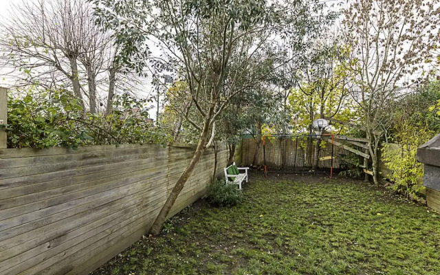 Gorgeous 4-bed Home With a Fireplace and Terrace