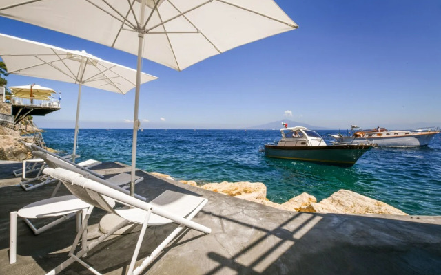 Beachfront Villa Sorrento & private sea access