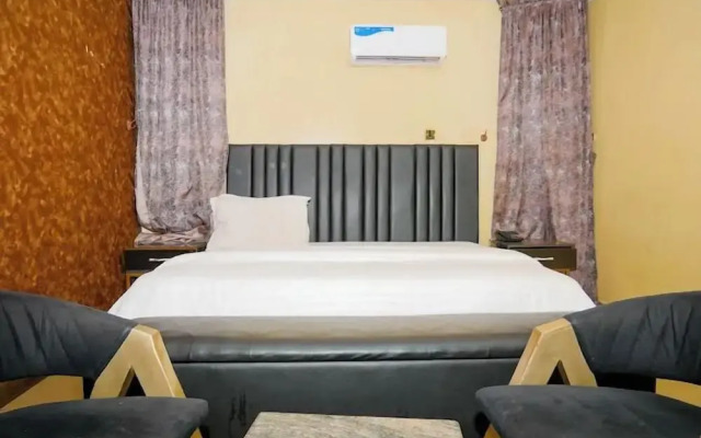 Sarina Suites and Apartments