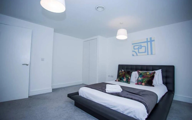 Stunning 2 Bed Apartment With Parking