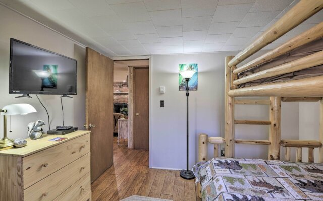 Arrowhead Lake Amenities: Quaint Home w/ Fireplace