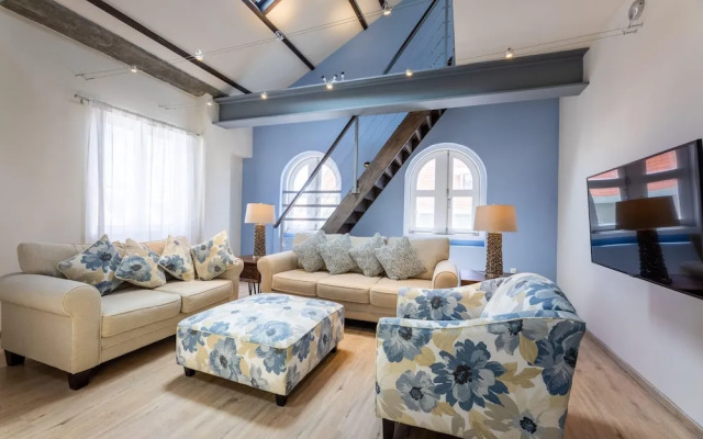 NEW The Yellow House - Renovated Monumental Penthouse