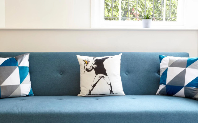 Stylish, spacious flat with private parking