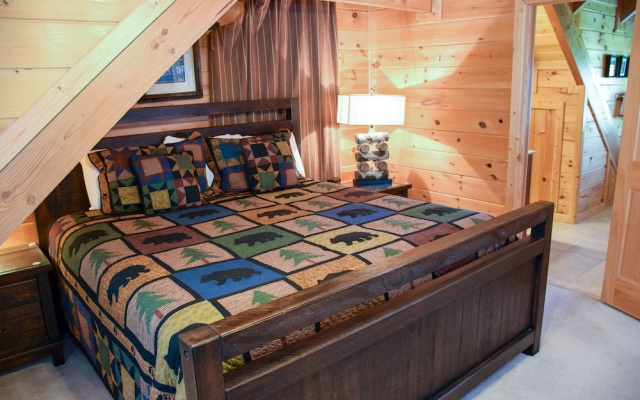 PAPA BEAR'S DEN - 5 Br Cabin