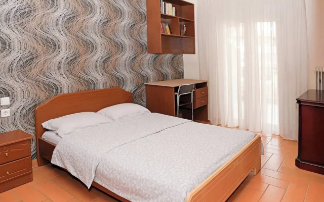 Central Grevena Retreat With Mountain Views
