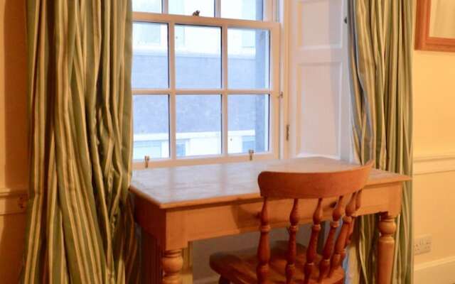 Central 1 Bedroom Apartment Sleeps 2