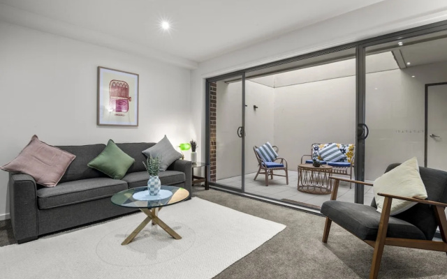 Bustling Fitzroy Eateries and Bars Nearby – Guest Rooms – Melbourne