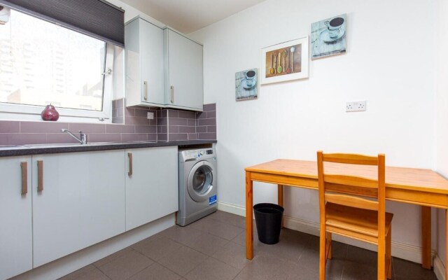 Broxbourne House - Deluxe Guest Room 2