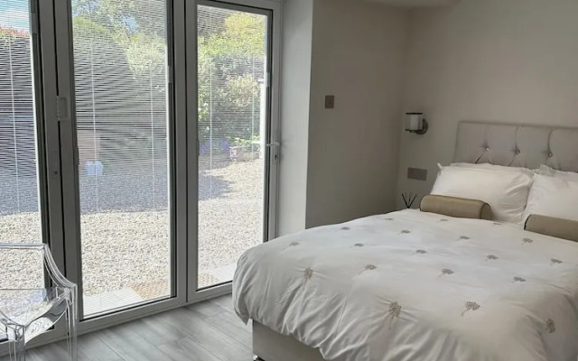 Beautiful 1-bed Studio in Bourne end