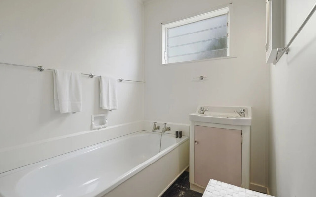 Dazzling Mairangi Bay Retreat Sea Views