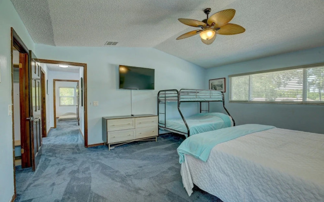 Spacious 4 3 Retreat- Heated Pool-playroom