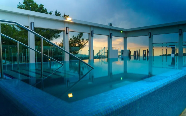 Almond hotel