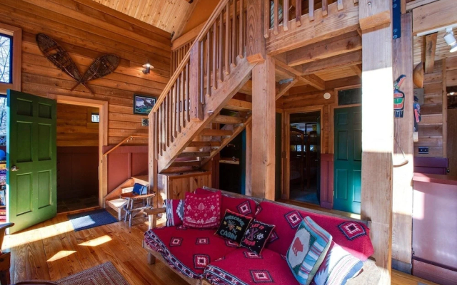 44mbr - Hot Tub- Pets Ok - Wifi - Bbq - Sleeps 8 2 Bedroom Home by RedAwning