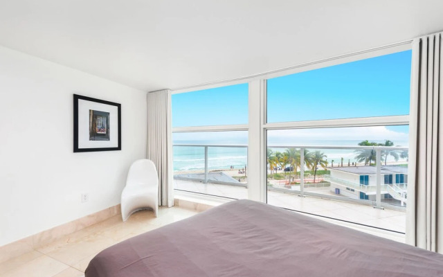 Private Residence at Castle Beach by LRMB