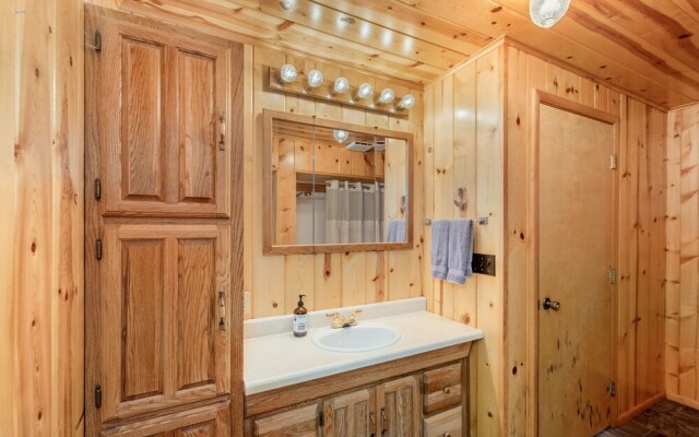 All About The Lake 4 Bedroom Home by NW Comfy Cabins by RedAwning