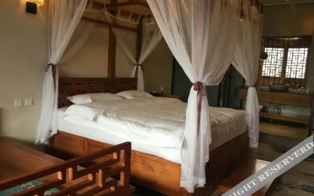Jianshui Yanqitang Private Courtyard Inn (Jianshui Ancient City Small Train Store)
